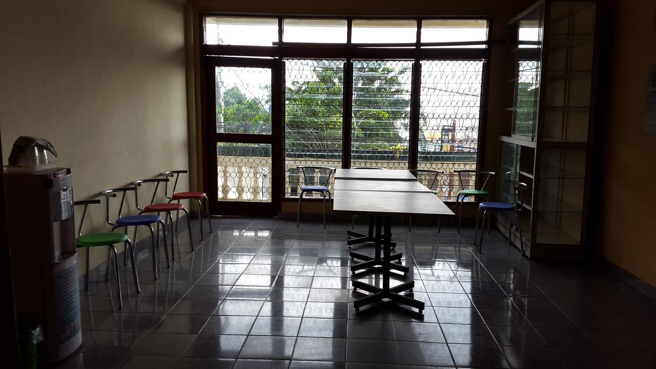 Kampung Bule Hostel Labuan Bajo Exterior foto